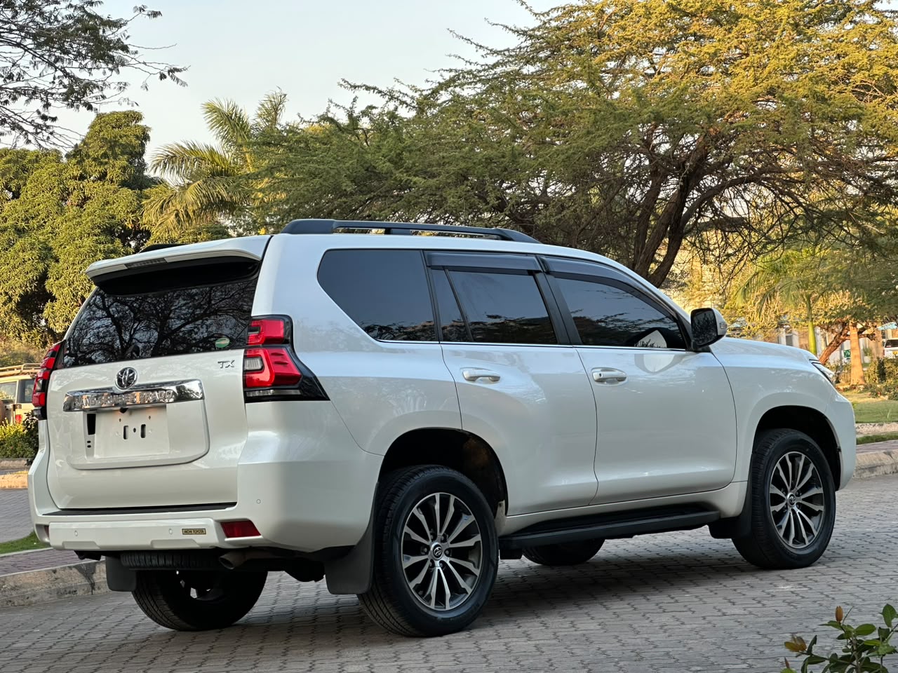 TOYOTA LANDCRUISER  PRADO thumbnail 3